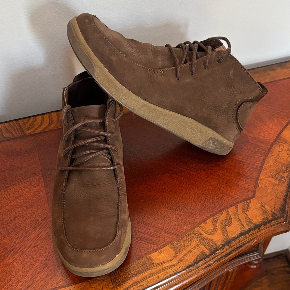 Mens Olukai boots. 10.5. Brown.